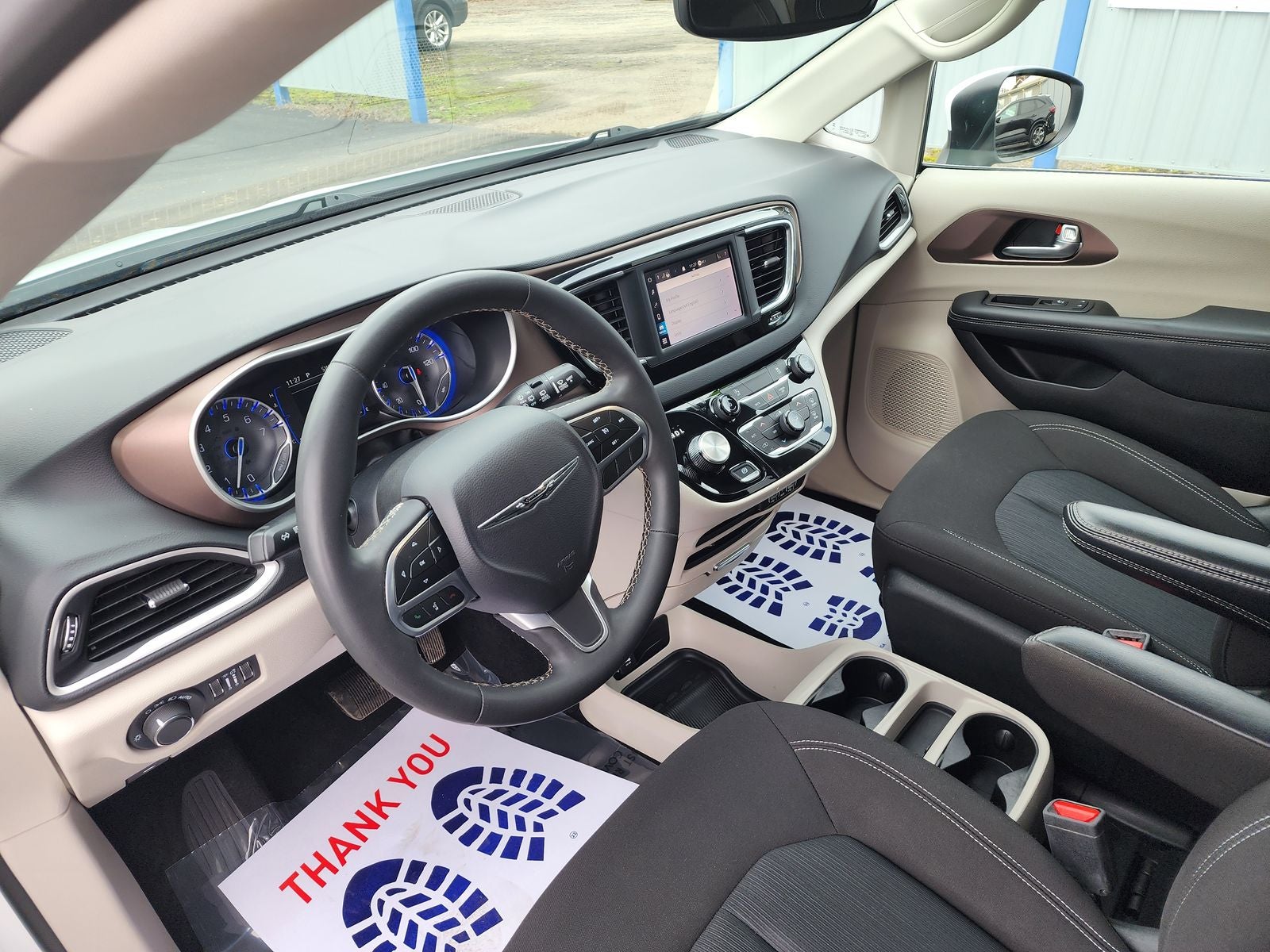 2023 Chrysler Voyager LX