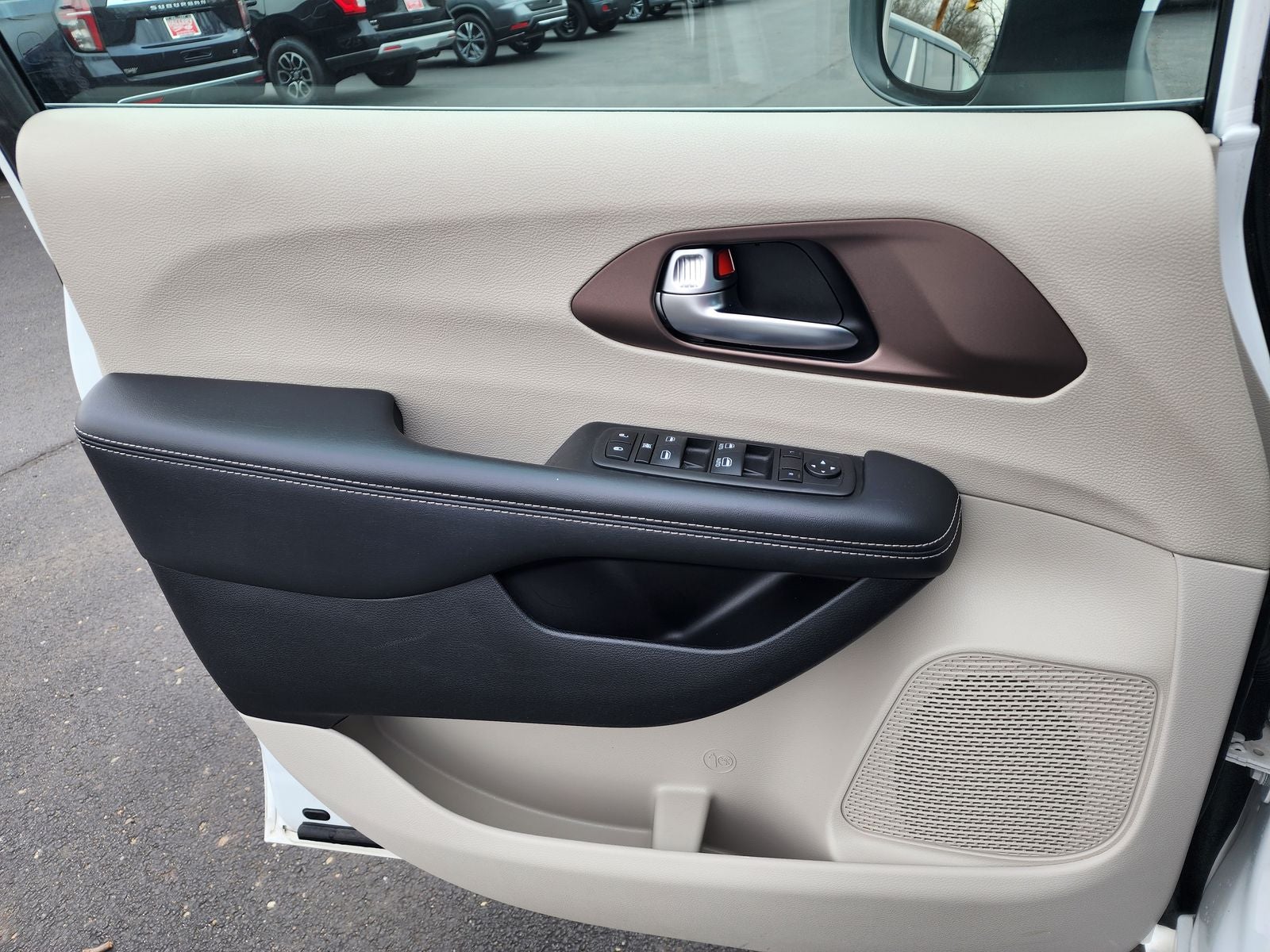 2023 Chrysler Voyager LX