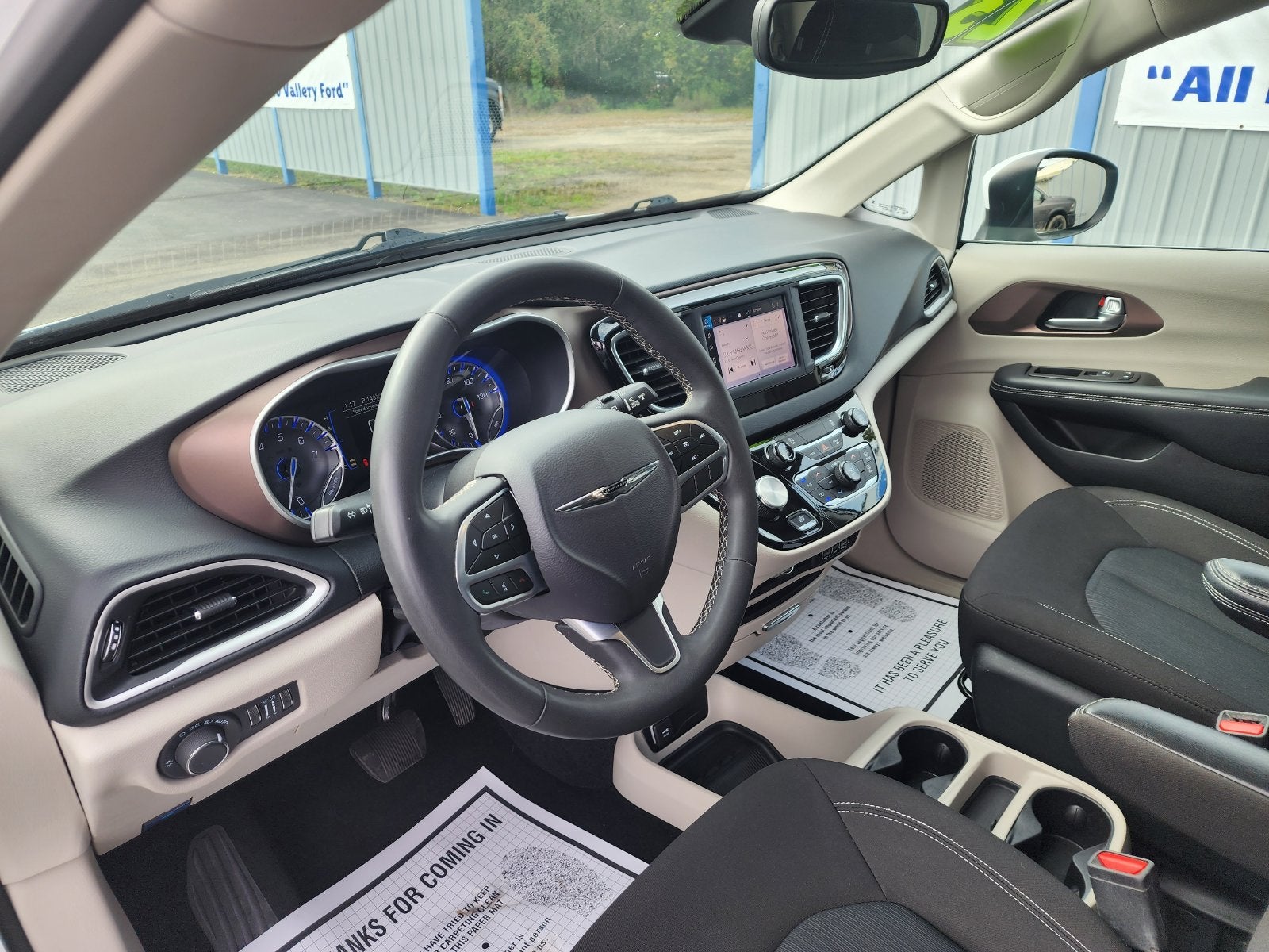 2023 Chrysler Voyager LX