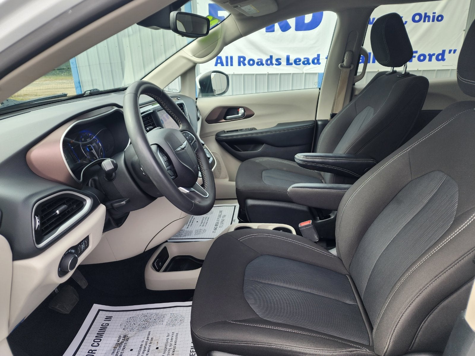 2023 Chrysler Voyager LX