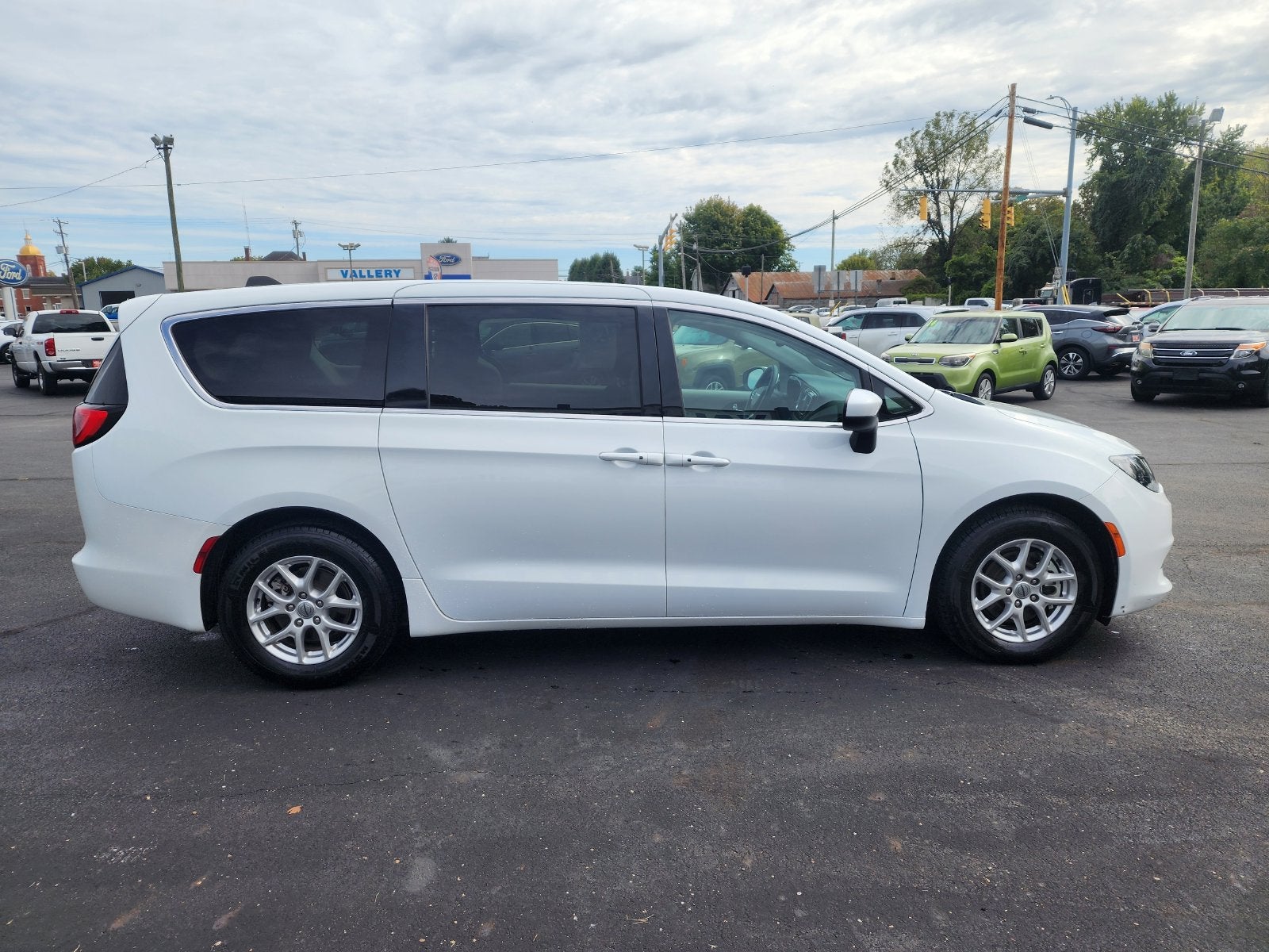 2023 Chrysler Voyager LX