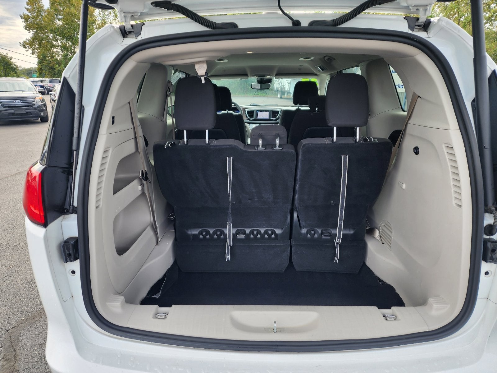 2023 Chrysler Voyager LX